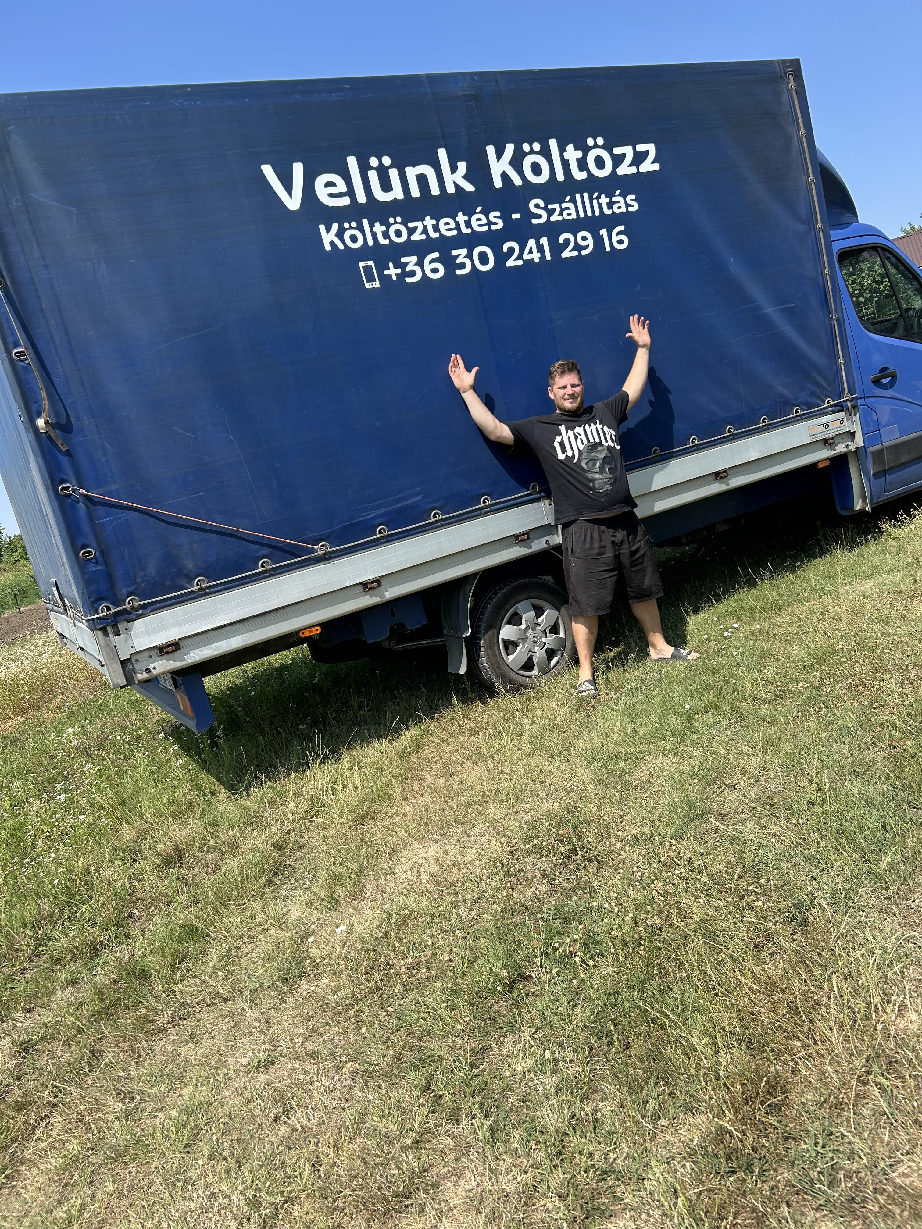 Ponyvás teherautó